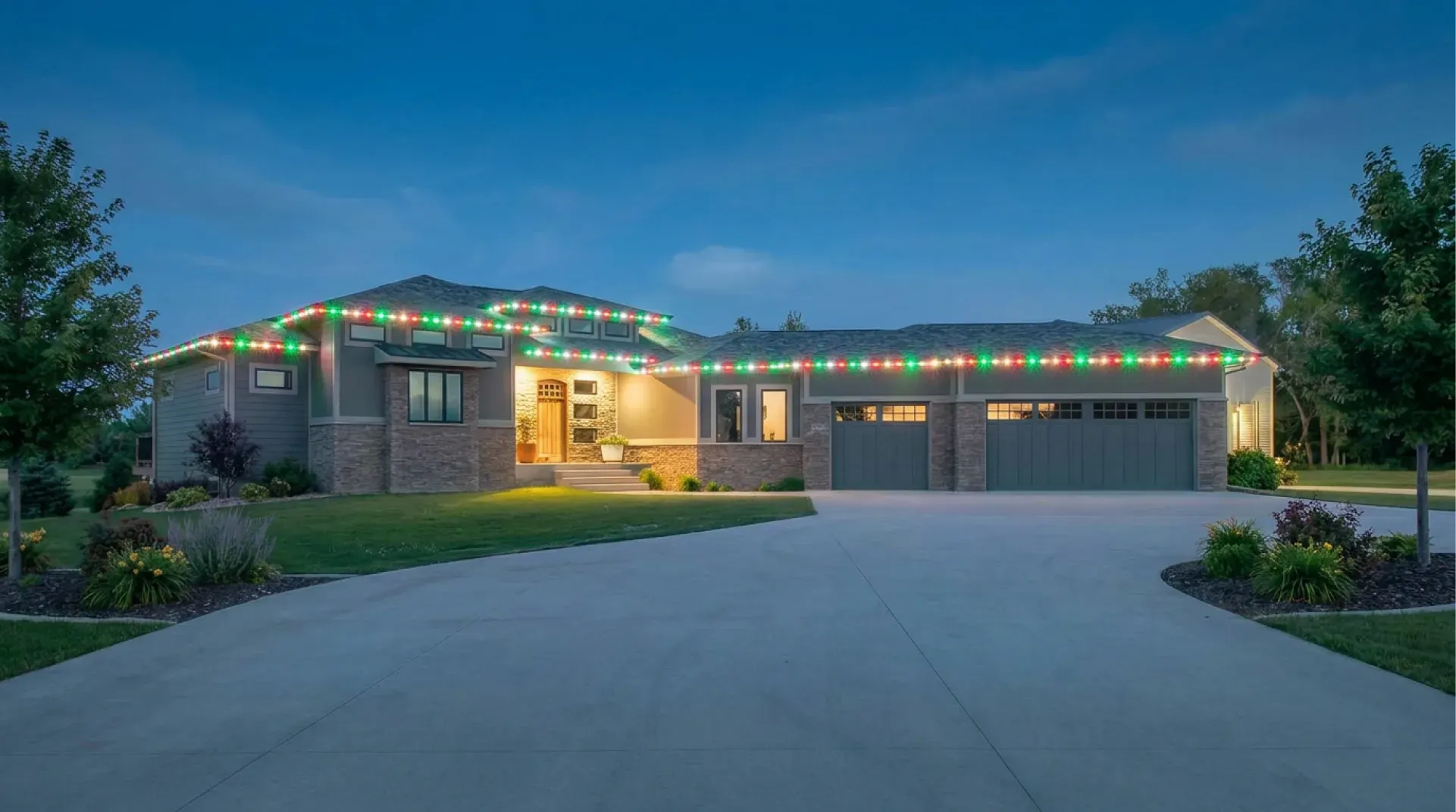 Residential Outdoor Holiday Roofline Lighting Front Yard